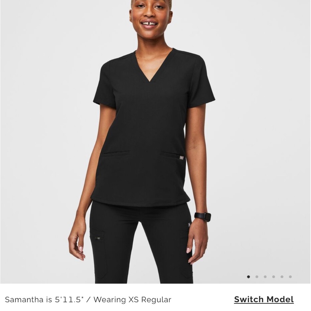 FIGS Women's Black Casma™ - Three-Pocket Scrub Top - M / Black